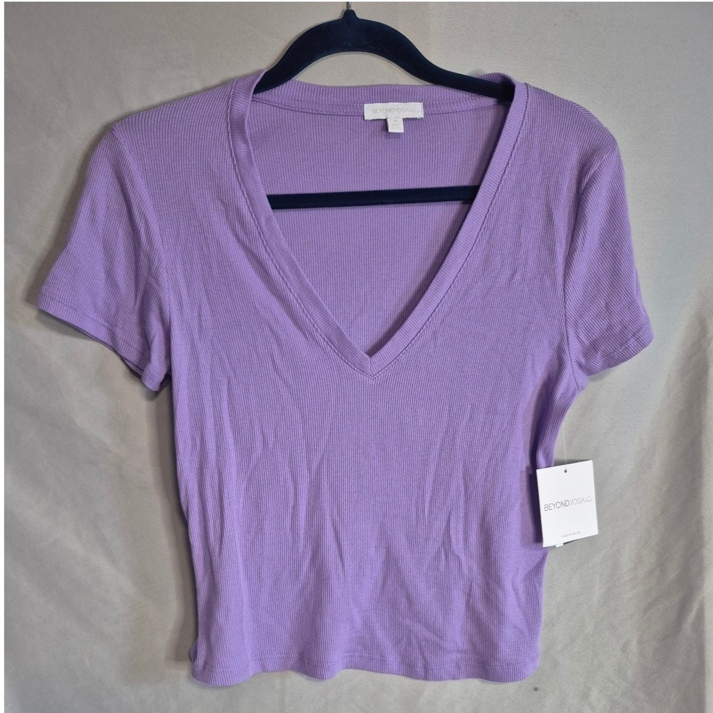 Beyond Yoga Women's Rib V-Neck Short Sleeve Crop Top, Purple Lavender, Medium